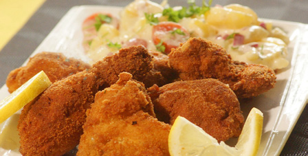 Steirisches Backhendl mit Erdäpfelsalat und Zitrone